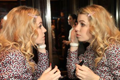 Naše živé figuríny ve výloze obchodu