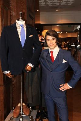 Naše živé figuríny ve výloze obchodu