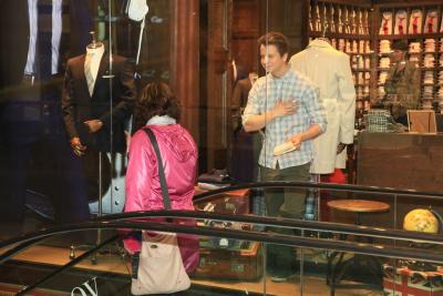 Naše živé figuríny ve výloze obchodu