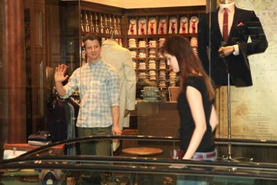 Naše živé figuríny ve výloze obchodu