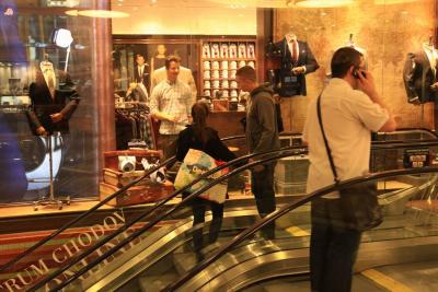 Naše živé figuríny ve výloze obchodu