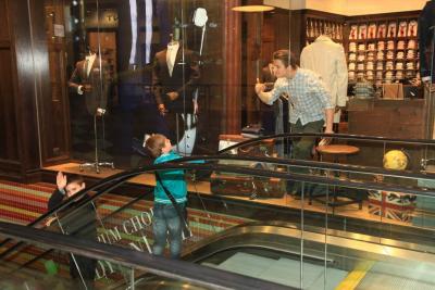 Naše živé figuríny ve výloze obchodu