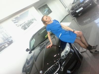 mise à disposition d'une hôtesse pour une voiture d'occasion