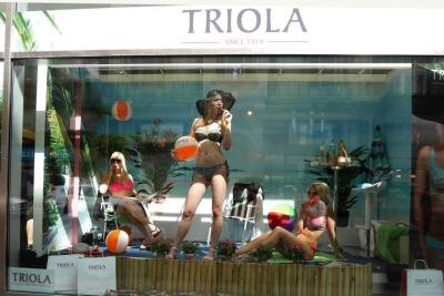 Živé figuríny ve výloze Triola