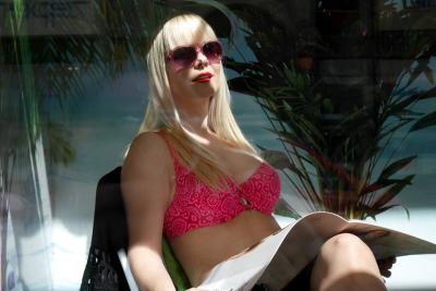 Živé figuríny ve výloze Triola