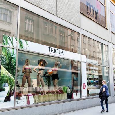 Živé figuríny ve výloze Triola