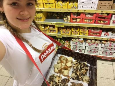 Promotérky na ochutnávku pečiva Penam Praha 