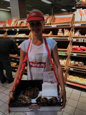 Promotérky na ochutnávku pečiva Penam Mladá Boleslav