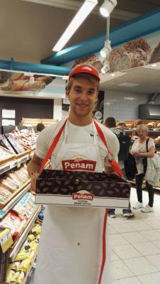 Promotérky na ochutnávku pečiva Penam Centrum Nový Most