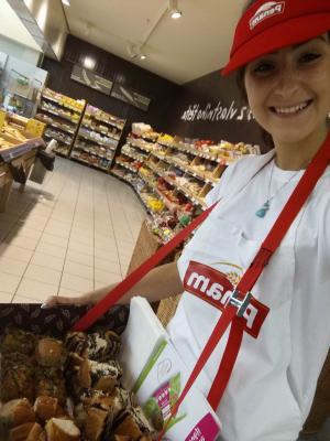 Promotérky na ochutnávku pečiva Penam Most