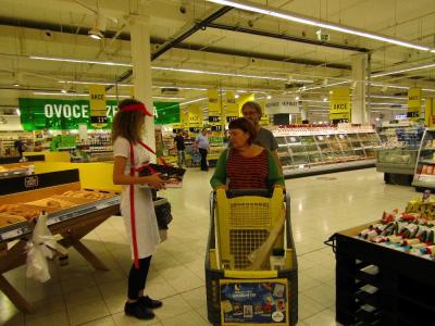 Promotérky na ochutnávku pečiva Penam Decin