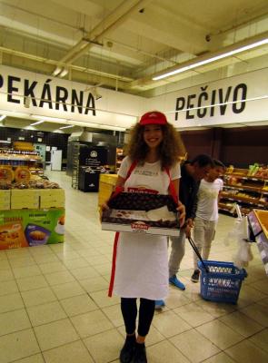 Promotérky na ochutnávku pečiva Penam Decin