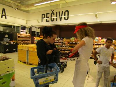 Promotérky na ochutnávku pečiva Penam Decin