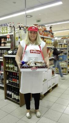 Promotérky na ochutnávku pečiva Penam Louny