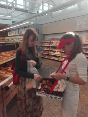 Promotérky na ochutnávku pečiva Penam Karlovy Vary