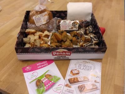 Promotérky na ochutnávku pečiva Penam Trutnov