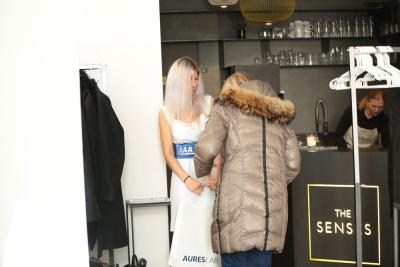 Hosteska na tiskovou konferenci AAA AUTO The Senses Praha