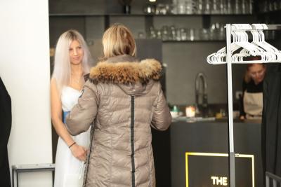 Hosteska na tiskovou konferenci AAA AUTO The Senses Praha