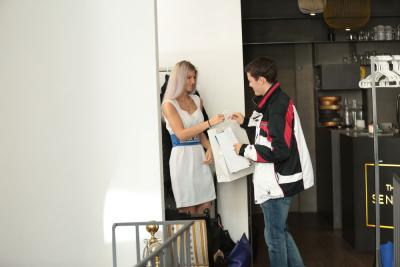 Hosteska na tiskovou konferenci AAA AUTO The Senses Praha