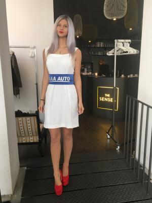 Hosteska na tiskovou konferenci AAA AUTO The Senses Praha