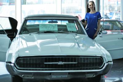 Hosteska na tiskovou konferenci pto Mototechnu