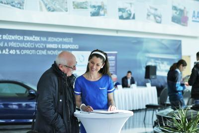 Hôtesse à la conférence de presse de Mototechna