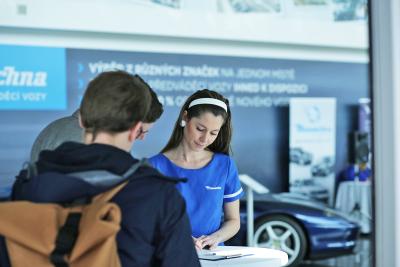 Hosteska na tiskovou konferenci pto Mototechnu