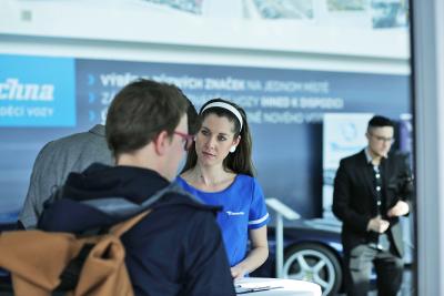 Hosteska na tiskovou konferenci pto Mototechnu