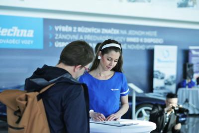 Hosteska na tiskovou konferenci pto Mototechnu