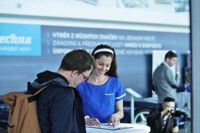 Hosteska na tiskovou konferenci pto Mototechnu