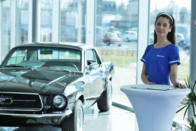 Hosteska na tiskovou konferenci pto Mototechnu