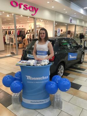 Hosteska na promo akci pro AAA AUTO v OC Futurum Kolin