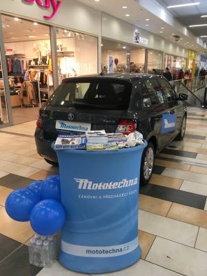 Hosteska na promo akci pro AAA AUTO v OC Futurum Kolin